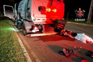 Motociclista de 28 anos morre no DF após colisão com caminhão do SLU