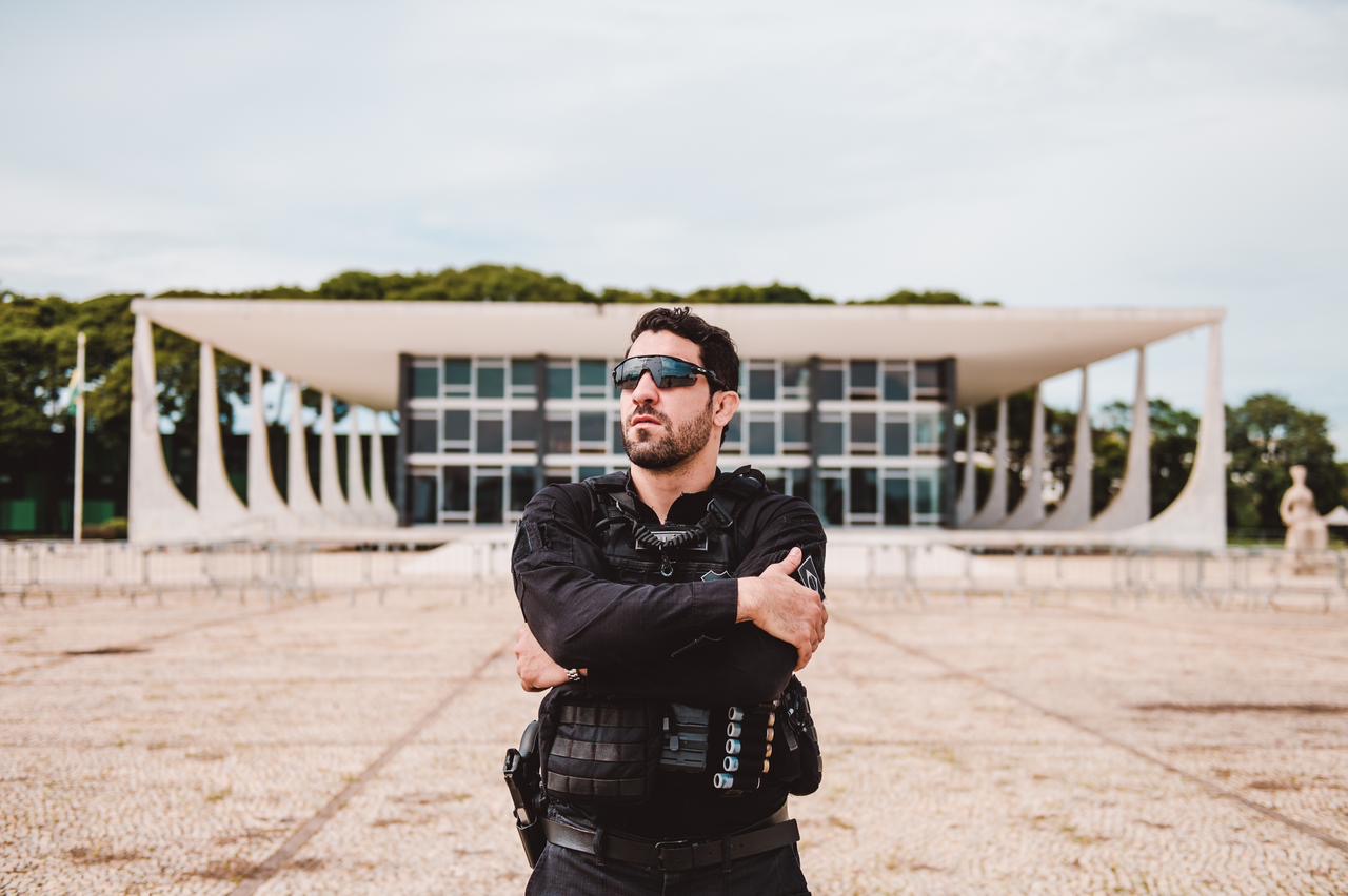 Debate Aceso Sobre Câmeras em Uniformes Penais: Segurança ou Exposição?