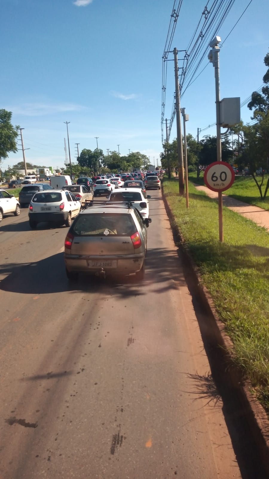Acidente no Balão de entrada de São Sebastião e Jardins Mangueiral congestiona trânsito na manhã de terça-feira