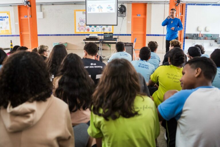 Alunos da rede pública de ensino do DF aprendem sobre os malefícios do cigarro eletrônico