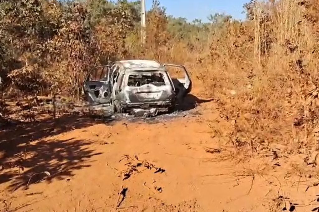 Corpo carbonizado é encontrado dentro de carro