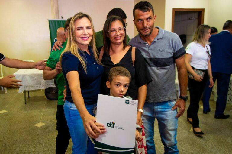 Celina Leão entrega Contratos de Concessão de Direito de Uso para produtores do Paranoá