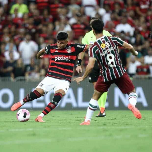 Fluminense perde pênalti, mas se recupera e vence o Flamengo no Brasileirão